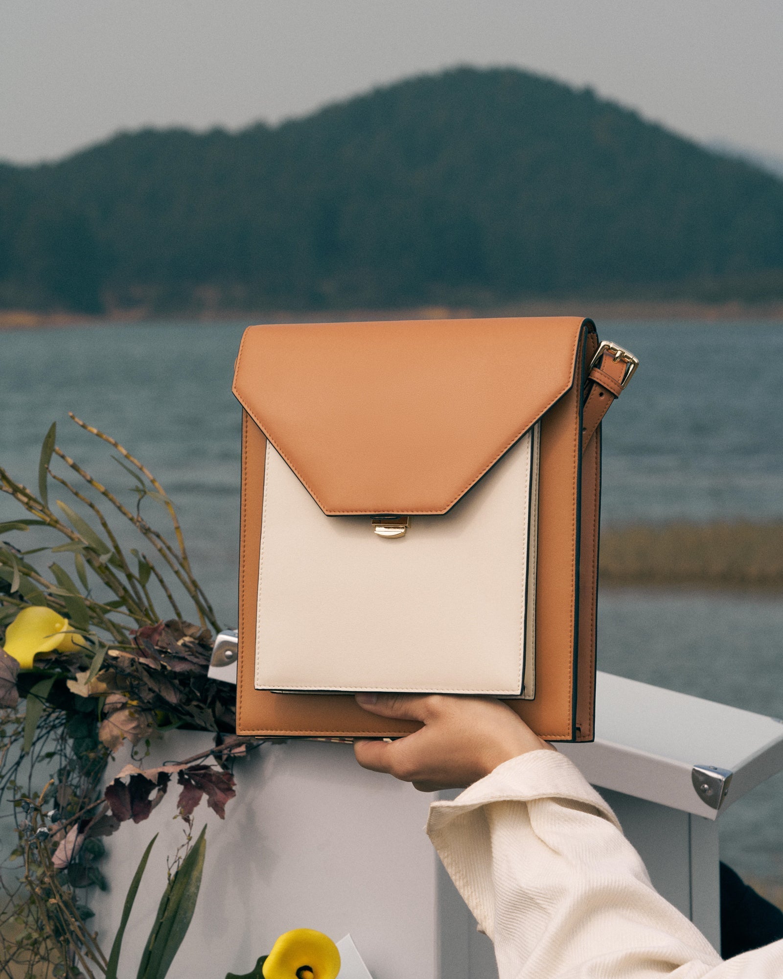 Cedar Bag â€?CARAMEL & OAT