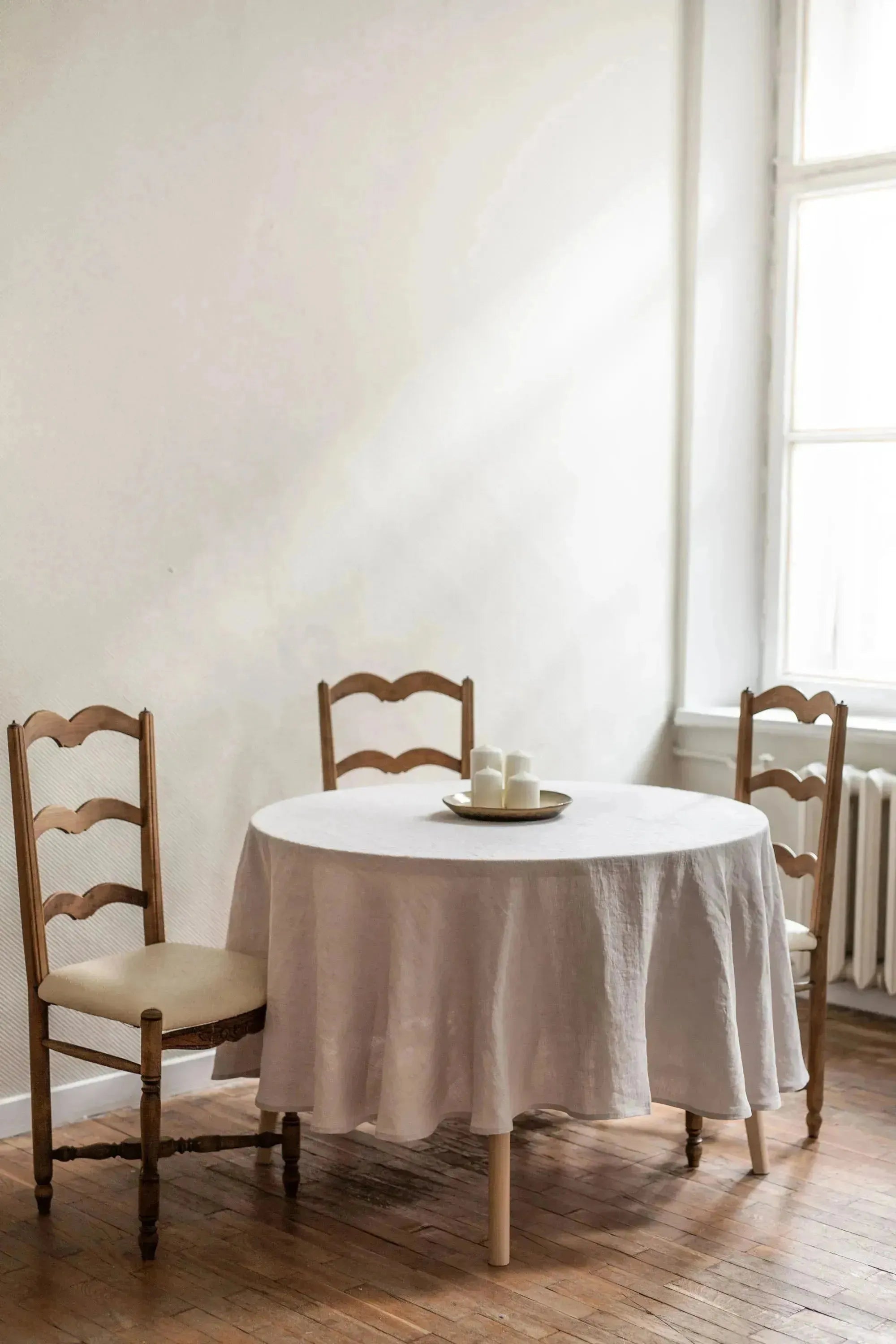 Round linen tablecloth