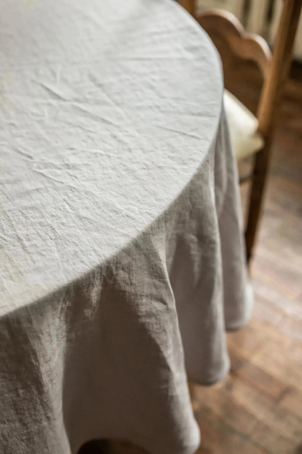 Round linen tablecloth