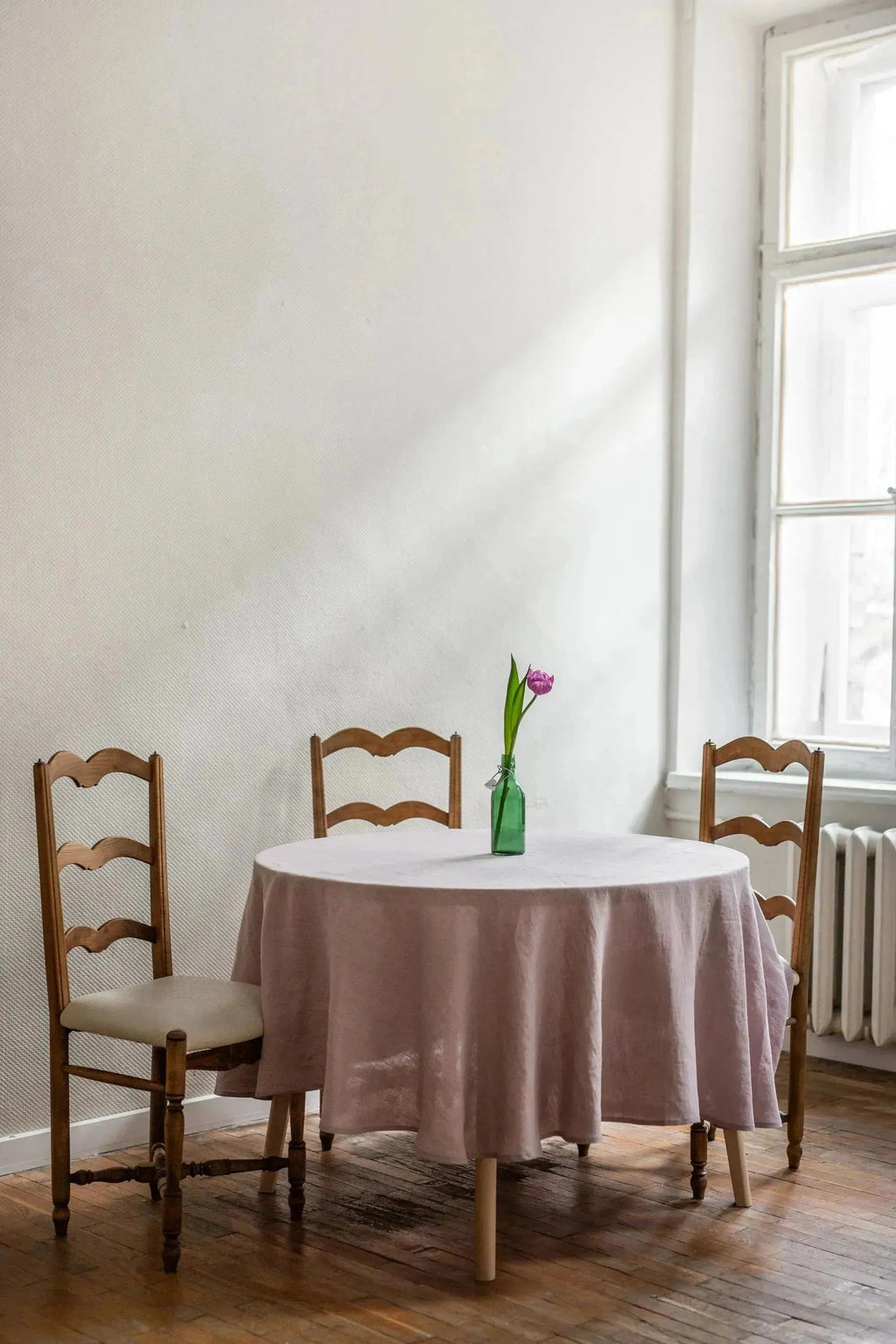 Round linen tablecloth