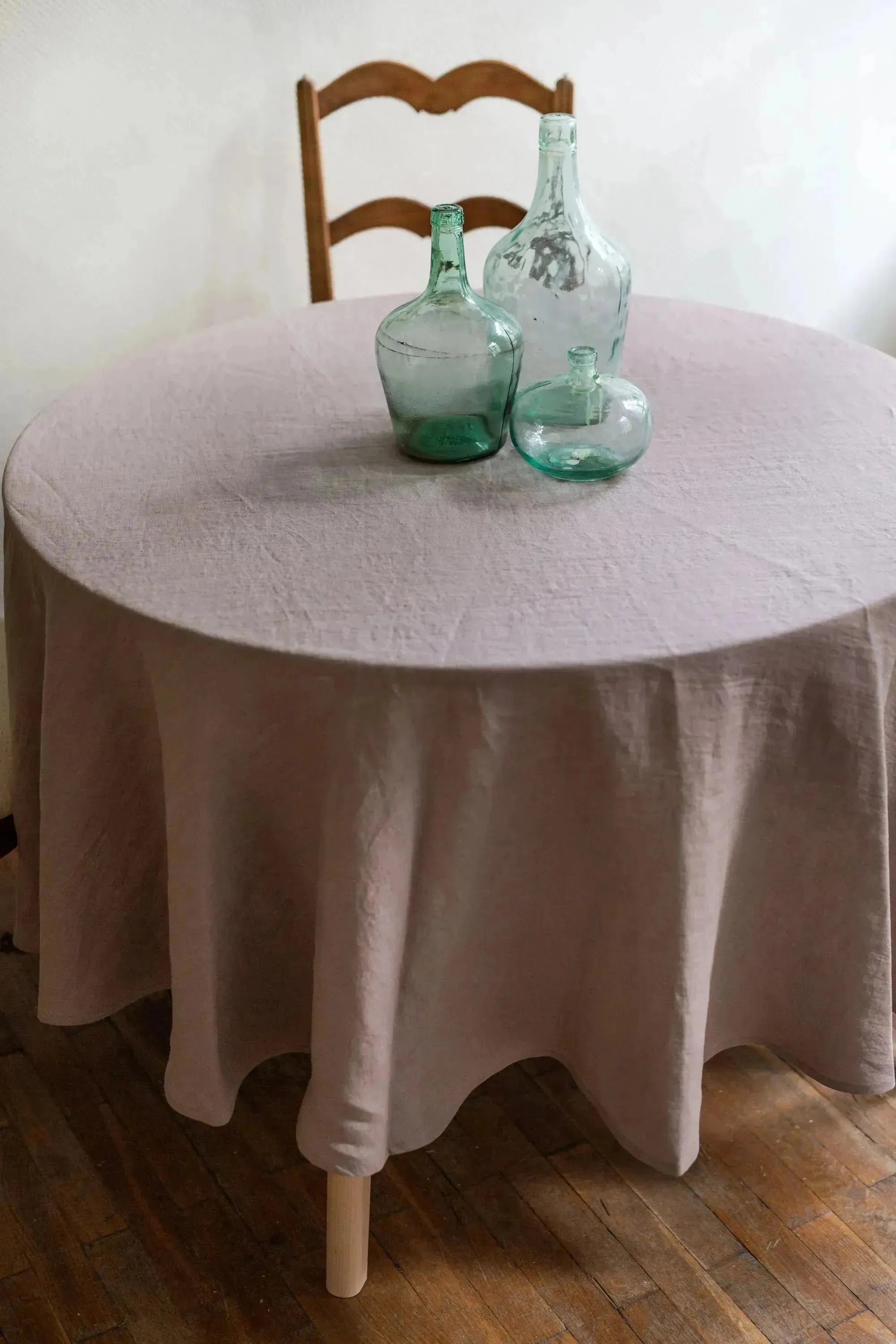 Round linen tablecloth
