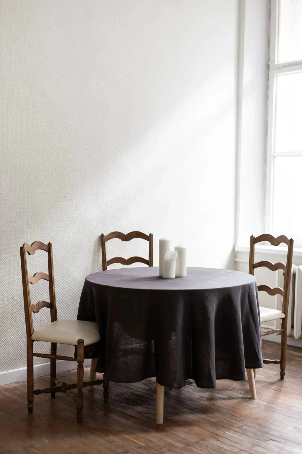 Round linen tablecloth