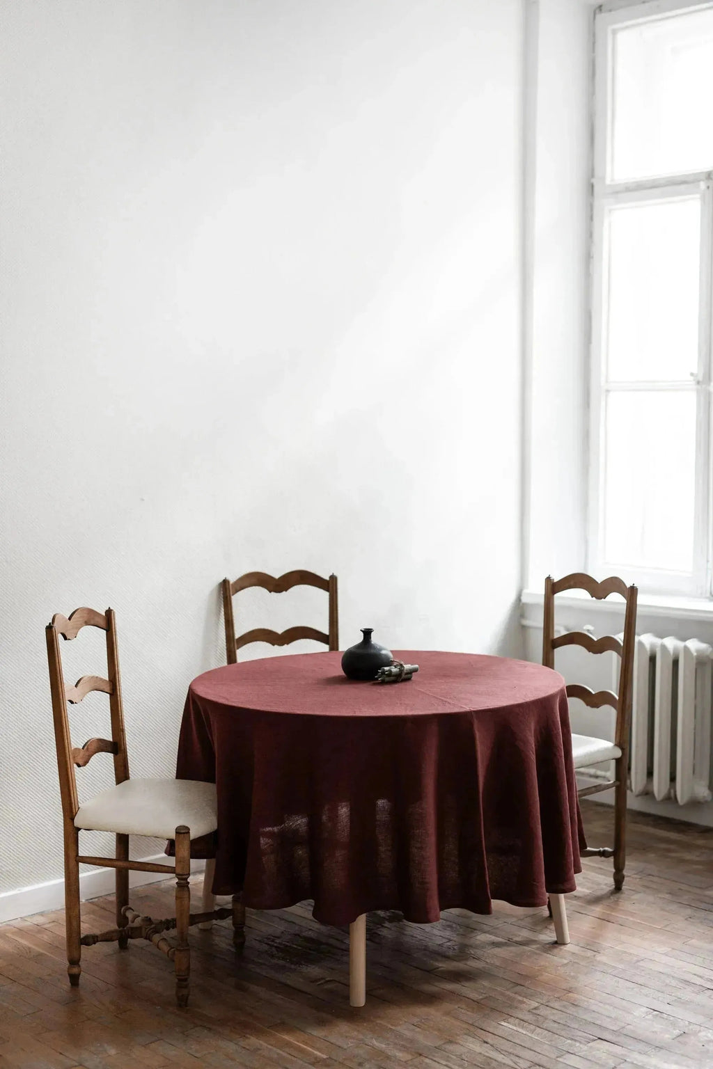Round linen tablecloth