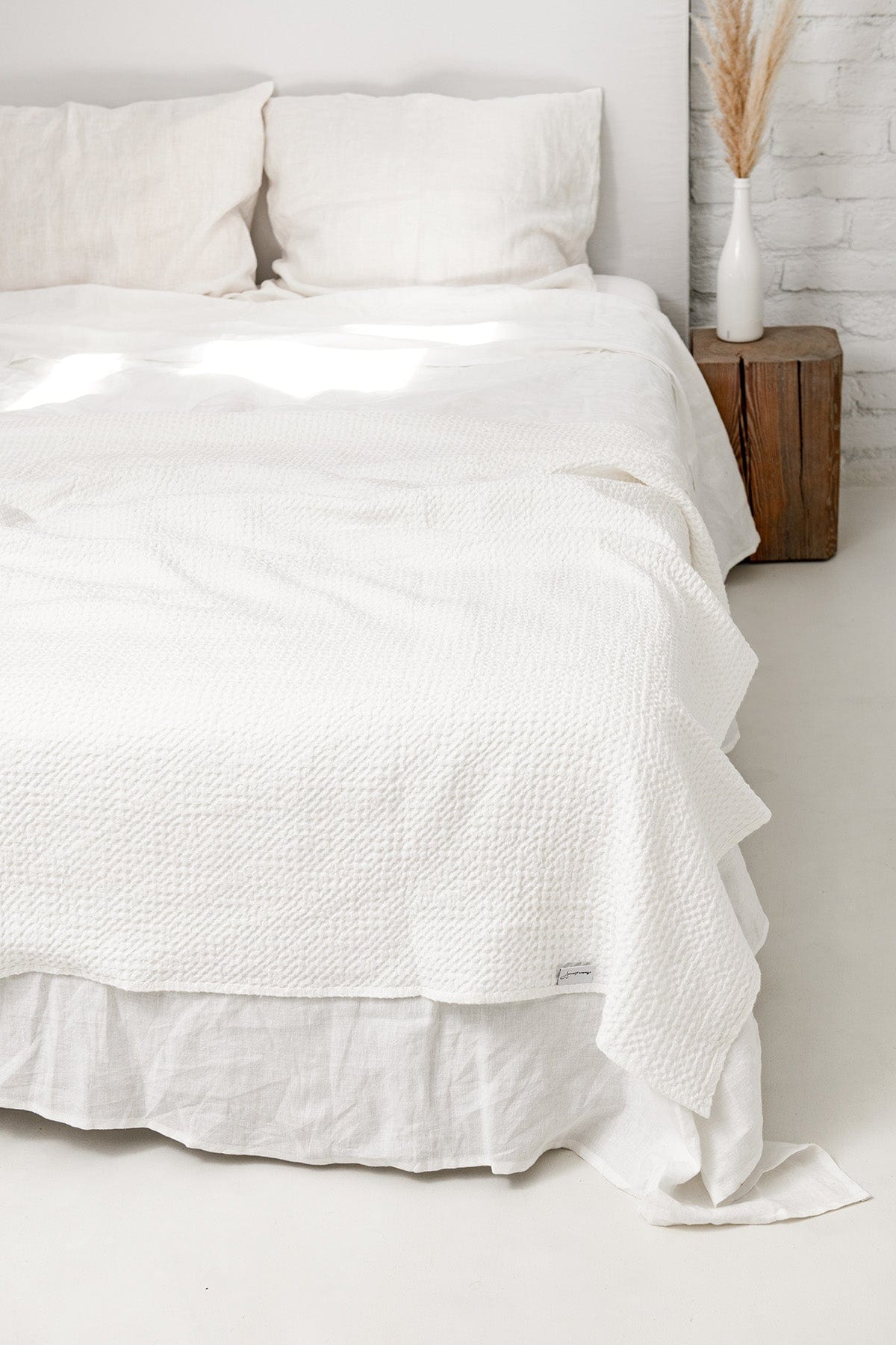 Linen waffle blanket in White