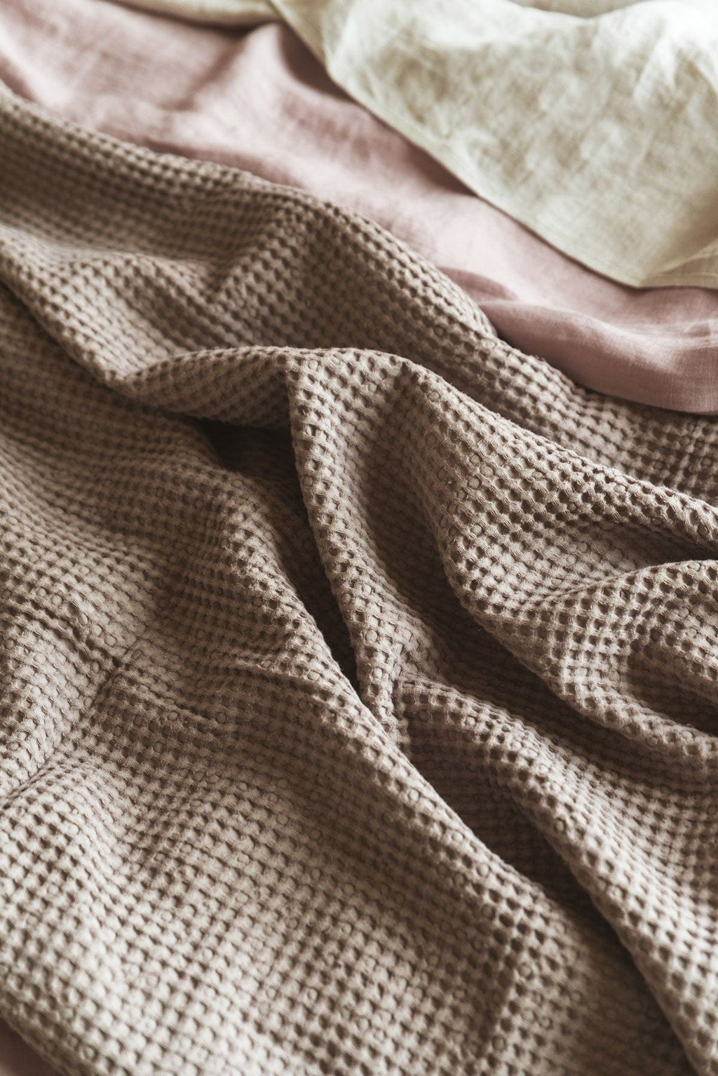 Linen waffle blanket in Rosy Brown