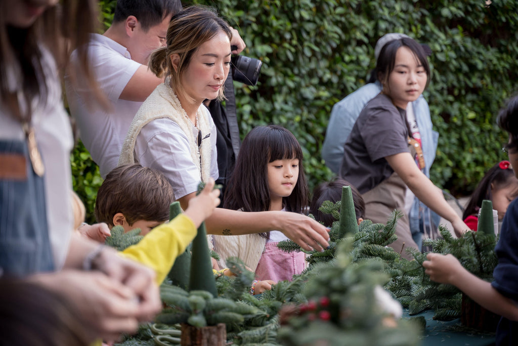 DIY Fresh Christmas Wreath Making at Christmas Market