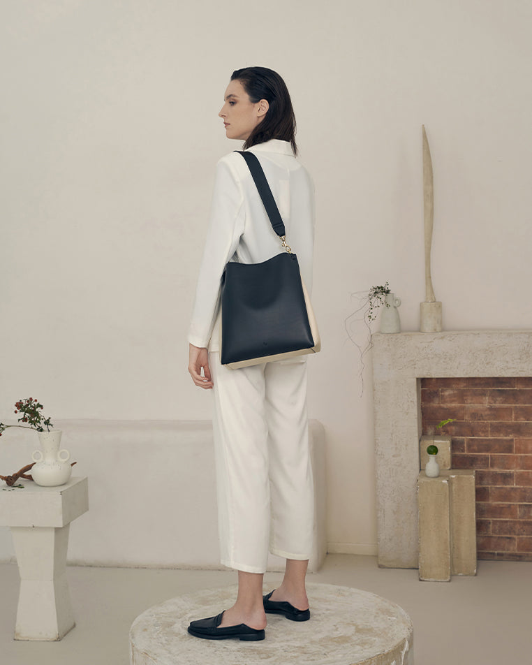 Two-Tone Tote â€?BLACK & OAT